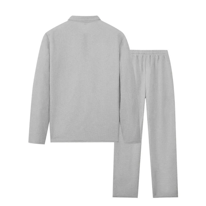 Conjunto para hombre compuesto por sudadera con tejido de punto gofrado y pantalón de pierna recta.